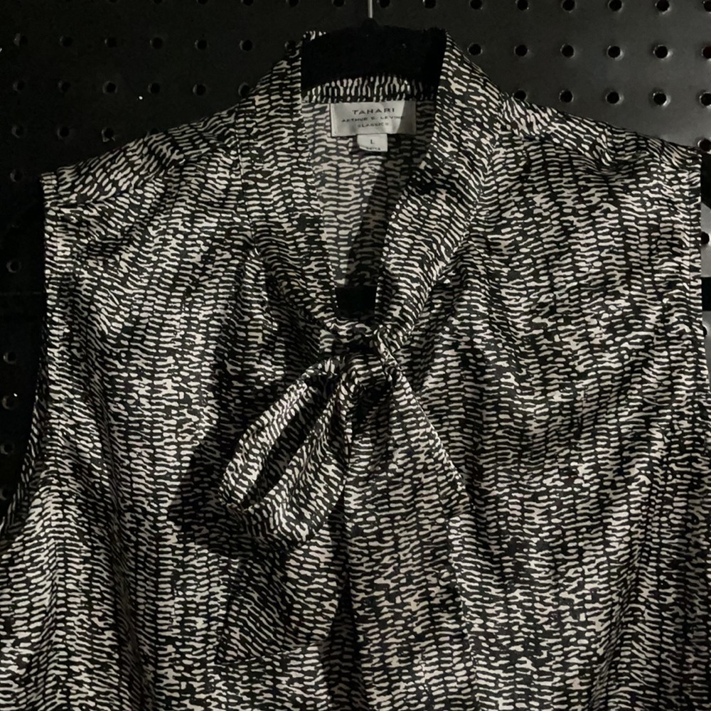 Tahari Blouse size Large